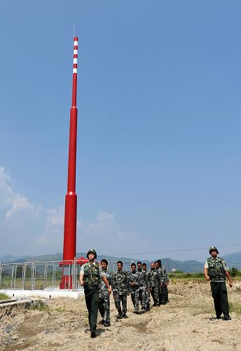 9月22日,云南德宏邊防支隊遮放邊防派出所的“護管隊”在位于中緬邊境的云南省德宏遮放鎮(zhèn)的中緬油氣管道旁巡邏。新華社記者 朱祥 攝