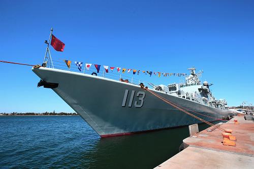 這是9月28日拍攝的??吭诎拇罄麃喖~卡斯?fàn)柛鄣闹袊?guó)海軍“青島”號(hào)導(dǎo)彈驅(qū)逐艦。當(dāng)?shù)貢r(shí)間今天下午5時(shí)(北京時(shí)間下午3時(shí)),中國(guó)海軍導(dǎo)彈驅(qū)逐艦青島艦解纜啟航,結(jié)束了對(duì)澳大利亞紐卡斯?fàn)枮槠?天的友好訪問,開始向東盟防長(zhǎng)擴(kuò)大會(huì)議首次海上安全實(shí)兵演習(xí)海域航渡,明天將在杰維斯灣參加兵力海上集結(jié)。當(dāng)天上午開始,與青島艦同泊紐卡斯?fàn)柛鄣拿绹?guó)海軍“喬辛”號(hào)導(dǎo)彈巡洋艦、新加坡海軍“努力”號(hào)登陸艦先后啟航向演習(xí)海域航渡。東盟防長(zhǎng)擴(kuò)大會(huì)議首次海上安全實(shí)兵演習(xí)將于9月29日至10月1日在澳大利亞東部杰維斯灣及悉尼港舉行,演習(xí)包括聯(lián)合巡邏、單艦登臨、協(xié)同登臨等6個(gè)方面內(nèi)容。新華社記者 查春明 攝