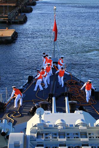 9月28日,青島艦解纜起航,駛向澳大利亞杰維斯灣參加兵力海上集結(jié)。新華社記者 查春明 攝