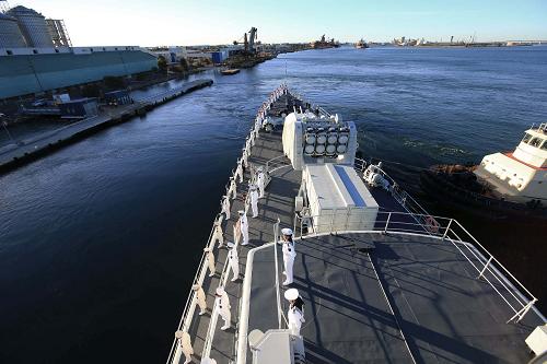 9月28日,青島艦駛離澳大利亞紐卡斯?fàn)柛垴傁蚪芫S斯灣參加兵力海上集結(jié)。新華社記者 查春明 攝