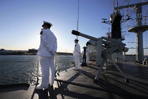 9月28日,青島艦駛離澳大利亞紐卡斯?fàn)柛垴傁蚪芫S斯灣參加兵力海上集結(jié)。新華社記者 查春明 攝