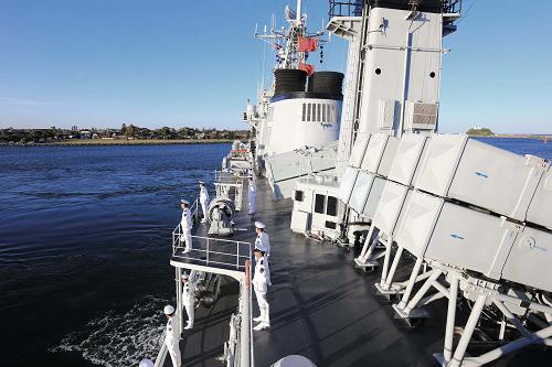 9月28日,青島艦駛離澳大利亞紐卡斯?fàn)柛垴傁蚪芫S斯灣參加兵力海上集結(jié)。新華社記者 查春明 攝