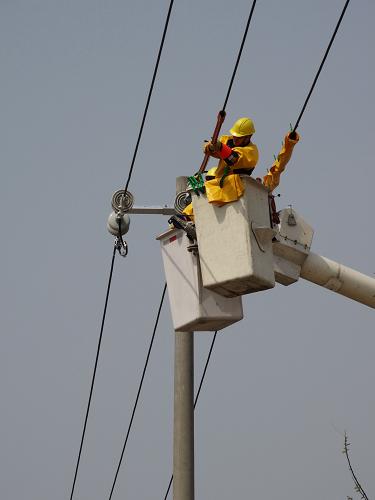 9月28日,國家電網北京朝陽供電公司的技術人員在檢修供電線路。近日,國家電網北京朝陽供電公司開展排查安全隱患、保障秋冬供電工作,對轄區(qū)內變電站、配電室進行設備缺陷檢查,電鍋爐和電采暖用戶逐戶用電安全檢查,并將對轄區(qū)內的各所中小學進行用電安全隱患排查,保障秋冬季節(jié)單位和居民用電順暢安全。新華社記者 李欣 攝