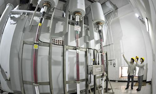 9月28日,國家電網北京朝陽供電公司的技術人員在排查變電站設備安全隱患。新華社記者 李欣 攝