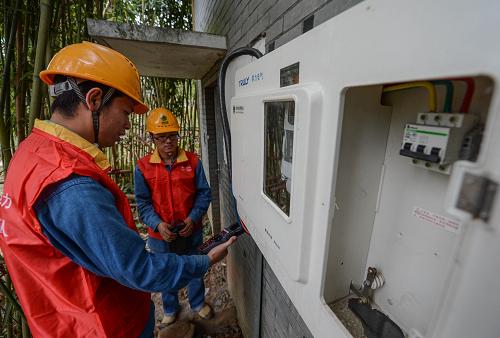 9月29日,杭州余杭區(qū)供電公司客服人員為電商檢測(cè)電力設(shè)備,保障黃金周供電無(wú)憂。新華社記者 徐昱 攝