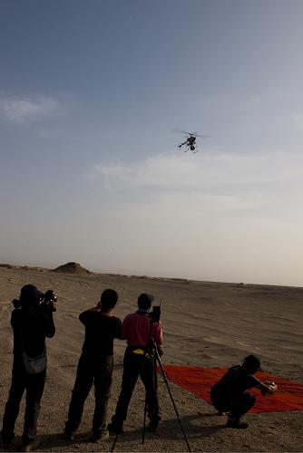 10月5日,“中國(guó)雄鷹計(jì)劃”科考隊(duì)隊(duì)員利用小型無人機(jī)對(duì)新疆米蘭古城遺址進(jìn)行360度全景漫游拍攝。近日,“中國(guó)雄鷹計(jì)劃2013年羅布泊立體科考活動(dòng)”在新疆羅布泊以及周邊地區(qū)舉行。在此次科考行動(dòng)中,科考隊(duì)員利用小型無人機(jī)在新疆交河故城、火焰山、羅布泊鹽場(chǎng)、米蘭古城遺址等地進(jìn)行空中立體考察,為后續(xù)旅游開發(fā)、生態(tài)保護(hù)提供基礎(chǔ)數(shù)據(jù)資料。新華社發(fā)(劉曉敏 攝)