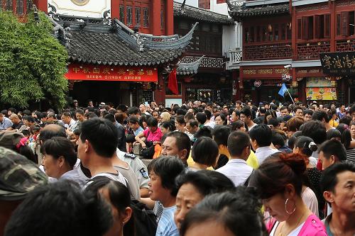 上海城隍廟人頭攢動(10月1日攝)。新華社發(fā)(楊世超攝)
