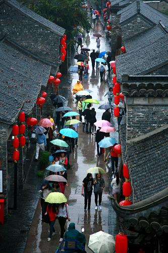 游客在揚(yáng)州東關(guān)街游覽(10月6日攝)。新華社發(fā)(崔根元 攝)