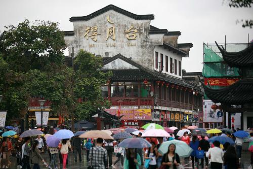 10月7日,游客冒雨在南京夫子廟景區(qū)游覽。新華社發(fā)