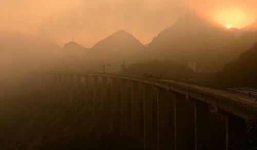 這是10月9日拍攝的恩黔高速公路朝陽寺大橋。湖北恩來(湖北恩施至來鳳)、恩黔(湖北恩施至重慶黔江)高速公路于2011年底開工建設(shè),目前,路基、橋梁、隧道建設(shè)已完成90%,工程建設(shè)進展順利。恩來、恩黔兩條山區(qū)高速公路全長157公里(其中共用段32公里),全線有特大、大中橋111座,隧道22條,按4車道高速公路標(biāo)準(zhǔn)建設(shè),是湖北與湖南、重慶相連的重要陸路通道。該工程預(yù)計2014年建成通車。新華社發(fā)(楊順丕 攝)