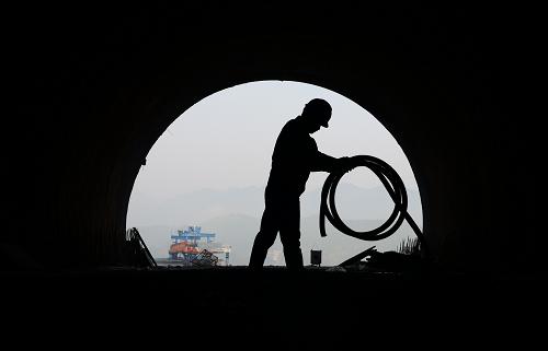 10月9日,一名工人在恩黔高速公路馬鞍山隧道內(nèi)施工。新華社發(fā)(楊順丕 攝)