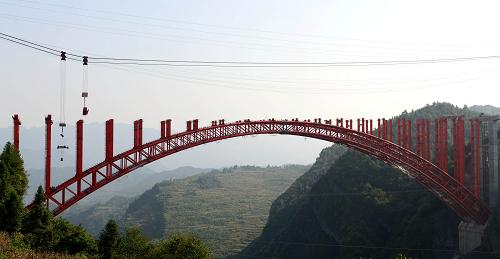 10月8日,恩黔高速公路龍橋特大橋在吊裝鋼蓋梁。新華社發(fā)(楊順丕 攝)