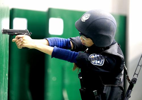 10月18日,在中部四省公安特警“大比武”中,一名特警隊(duì)員參加射擊技能科目中“無依托射擊”項(xiàng)目的比賽。當(dāng)日,中部四省公安特警“大比武”在河南鄭州舉行,來自河南、江西、湖南和湖北四支公安特警隊(duì)的72名精英隊(duì)員在綜合體技能、狙擊槍精度射擊、長短槍應(yīng)用互換射擊、突擊攻堅(jiān)等科目中展開激烈角逐。新華社發(fā)(劉書亭 攝)
