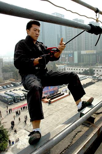 10月18日,在中部四省公安特警“大比武”中,一名特警隊(duì)員參加綜合體技能科目中“快速滑降”項(xiàng)目的比賽。新華社發(fā)(劉書亭 攝)