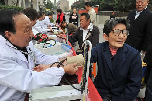 10月19日,醫(yī)生在幫社區(qū)居民量血壓。當(dāng)日,安徽省合肥市包河區(qū)蕪湖路街道社區(qū)衛(wèi)生服務(wù)中心聯(lián)合安徽醫(yī)科大學(xué)第四附屬醫(yī)院多位專(zhuān)家級(jí)醫(yī)生走進(jìn)臨近社區(qū),免費(fèi)為社區(qū)百姓義診服務(wù)。新華社記者 郭晨 攝