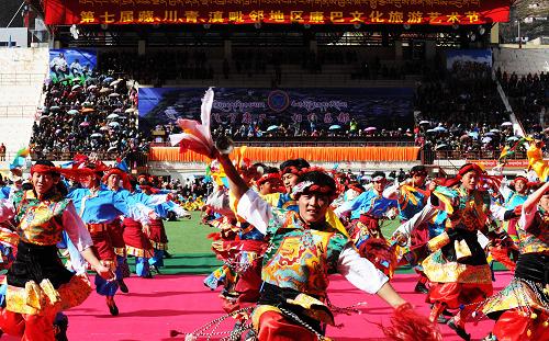 10月19日,演員在開幕式上表演。當日,由西藏昌都、四川甘孜、青海玉樹、云南迪慶共同舉辦的第七屆藏、川、青、滇毗鄰地區(qū)康巴文化旅游藝術(shù)節(jié)在西藏昌都舉行。藝術(shù)節(jié)旨在通過大力弘揚藏、川、青、滇四省區(qū)優(yōu)秀傳統(tǒng)文化,三江地域文化和茶馬文化,展示具有康巴特色文化旅游資源,促進區(qū)域經(jīng)濟和文化合作交流。首屆康巴文化旅游藝術(shù)節(jié)于1994年8月在青海玉樹舉辦,已成功舉辦6屆。新華社記者 文濤 攝