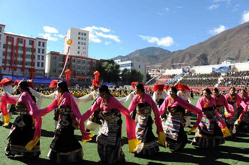 10月19日,演員在開幕式上表演鍋莊舞。新華社記者 文濤 攝