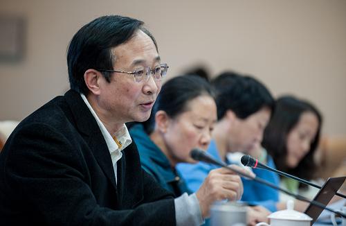 10月24日,一位聽證陳述人在陳述自己觀點。當(dāng)日,北京市大氣污染防治立法聽證會在北京市人大常委會機關(guān)召開。聽證會就《北京市大氣污染防治條例(草案修改稿)》第八十一條:“鼓勵環(huán)保駕駛,減少機動車污染排放。在不影響車輛正常行駛的地段,提倡機動車駕駛員在停車3分鐘以上時熄滅發(fā)動機”的規(guī)定是否合理、可行進行了聽證。北京市環(huán)保局就聽證事項進行了簡要說明,隨后10位聽證陳述人分別陳述了自己的觀點。新華社記者 張宇 攝