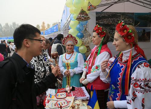 11月2日,游客在國際義賣活動(dòng)上了解烏克蘭產(chǎn)品。新華社發(fā)(王振 攝)