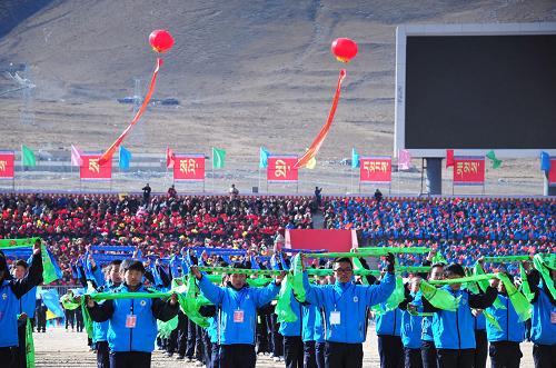 11月3日,玉樹州民族中學學生在玉樹各族群眾慶祝災后重建竣工大會上向援建單位敬獻哈達。當日,青海省玉樹藏族自治州舉行玉樹各族群眾慶祝災后重建竣工大會,歡慶“4·14”玉樹地震災后重建全面完成。玉樹地處長江、黃河、瀾滄江的發(fā)源地,自然條件惡劣,每年有效施工期不足半年。在緊迫的時間內(nèi),施工單位在3年累計完成投資444.36億元,完工率99%,如期完成了災后重建的各項目標任務。于2010年4月14日遭受7.1級強震重創(chuàng)的玉樹已經(jīng)以嶄新的面貌重新屹立于三江之源。