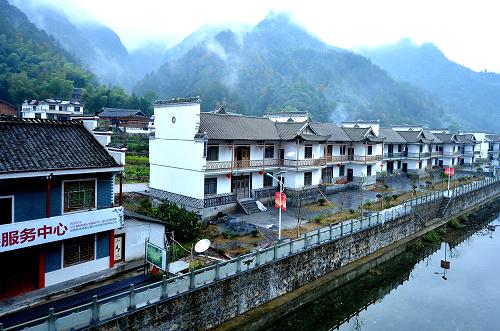 這是11月3日拍攝的湖北省宣恩縣板遼村譚家壩農(nóng)民小區(qū)。近日,湖北省恩施土家族苗族自治州宣恩縣板遼村譚家壩120棟特色小區(qū)建成投用,一座“袖珍小城”土家山村拔地而起。據(jù)了解,當(dāng)?shù)卦谕七M(jìn)“城鎮(zhèn)化”過程中,針對農(nóng)民進(jìn)城購房、就業(yè)、上學(xué)難等問題,探索出山區(qū)農(nóng)民“就地城鎮(zhèn)化”模式:政府在農(nóng)民集中居住點進(jìn)行水電氣、學(xué)校、醫(yī)院、廣場等基礎(chǔ)設(shè)施建設(shè),農(nóng)民在規(guī)劃區(qū)內(nèi)自行建設(shè)房屋形成小區(qū),同時規(guī)劃鄉(xiāng)鎮(zhèn)中小企業(yè)、農(nóng)村專業(yè)合作社加工車間等為小區(qū)農(nóng)民提供就業(yè)機(jī)會。近5年來,該縣以這種方式“進(jìn)城”的農(nóng)民已突破2萬人。