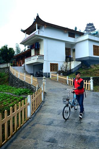 11月3日,湖北省宣恩縣板遼村譚家壩小區(qū)一名住戶推車外出。