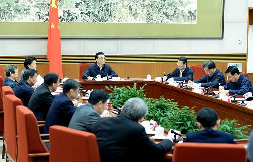 10月31日,中共中央政治局常委、國(guó)務(wù)院總理李克強(qiáng)在北京主持召開經(jīng)濟(jì)形勢(shì)座談會(huì),聽取專家學(xué)者和企業(yè)負(fù)責(zé)人對(duì)當(dāng)前經(jīng)濟(jì)形勢(shì)和今后經(jīng)濟(jì)工作的意見和建議。