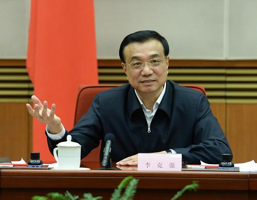 10月31日,中共中央政治局常委、國(guó)務(wù)院總理李克強(qiáng)在北京主持召開經(jīng)濟(jì)形勢(shì)座談會(huì),聽取專家學(xué)者和企業(yè)負(fù)責(zé)人對(duì)當(dāng)前經(jīng)濟(jì)形勢(shì)和今后經(jīng)濟(jì)工作的意見和建議。