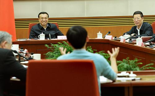 10月31日,中共中央政治局常委、國(guó)務(wù)院總理李克強(qiáng)在北京主持召開經(jīng)濟(jì)形勢(shì)座談會(huì),聽取專家學(xué)者和企業(yè)負(fù)責(zé)人對(duì)當(dāng)前經(jīng)濟(jì)形勢(shì)和今后經(jīng)濟(jì)工作的意見和建議。