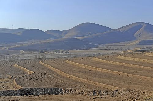 這是寧夏鹽池縣麻黃山鄉(xiāng)新修建的梯田(11月5日攝)。該鄉(xiāng)在不適合種植的山坡荒地上新修梯田4500畝。新華社記者 李然 攝