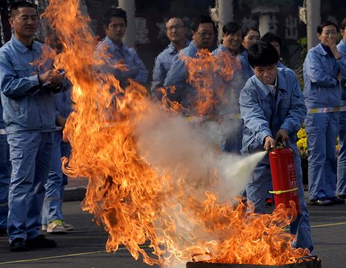 11月9日,在消防運(yùn)動(dòng)會(huì)上,天津石化職工參加撲滅火險(xiǎn)的比賽。新華社發(fā)(楊茂林 攝)