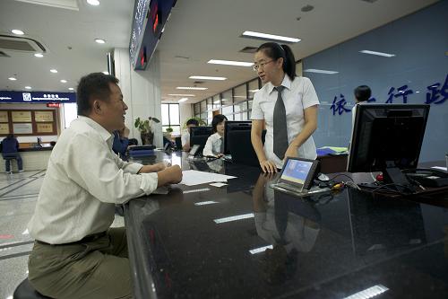 在歷次機(jī)構(gòu)改革、簡(jiǎn)政放權(quán)基礎(chǔ)上,新一輪行政審批改革、政府職能轉(zhuǎn)變工作正緊鑼密鼓進(jìn)行,原來(lái)企業(yè)到政府部門辦事常常感嘆要“跑斷腿”,現(xiàn)在到政府服務(wù)大廳辦事則多是“一口辦理”。這是一名企業(yè)管理者(左)在上海市工商局辦理業(yè)務(wù)(2013年10月9日攝)。 黨的十八大為我國(guó)政治發(fā)展道路與政治體制改革描繪藍(lán)圖:必須繼續(xù)積極穩(wěn)妥推進(jìn)政治體制改革,發(fā)展更加廣泛、更加充分、更加健全的人民民主。必須堅(jiān)持黨的領(lǐng)導(dǎo)、人民當(dāng)家作主、依法治國(guó)有機(jī)統(tǒng)一…… 一年來(lái),從加強(qiáng)立法工作的科學(xué)化、民主化,到努力讓人民群眾在每一個(gè)司法案件中感受到公平正義;從人民有序參與國(guó)家事務(wù)的手段不斷豐富,到全體公民學(xué)法遵法守法用法的自覺性進(jìn)一步增強(qiáng)……在帶領(lǐng)人民實(shí)現(xiàn)中國(guó)夢(mèng)的征程上,我們黨推動(dòng)民主政治建設(shè)的決心與力量始終堅(jiān)定。新華社發(fā)(吳子熙 攝)