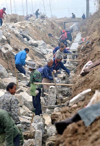 11月14日,山東省東阿縣劉集鎮(zhèn)東苫山村農(nóng)民參與主水渠的修建。新華社記者 徐速繪 攝