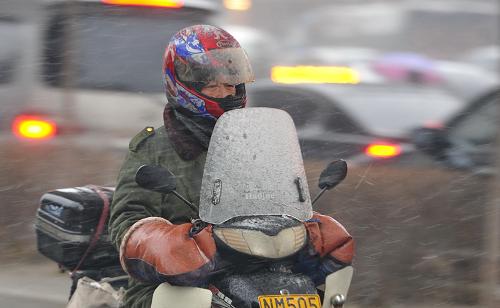 11月16日,吉林省長(zhǎng)春市,市民冒雪騎車(chē)出行。當(dāng)日,吉林省氣象臺(tái)發(fā)布暴雪黃色預(yù)警。自午后開(kāi)始,長(zhǎng)春、遼源、吉林、通化、白山、延邊地區(qū)西部、長(zhǎng)白山保護(hù)區(qū)出現(xiàn)雨夾雪轉(zhuǎn)大到暴雪天氣。降雪導(dǎo)致路面能見(jiàn)度降低,市民出行受阻,截至15時(shí),長(zhǎng)春龍嘉機(jī)場(chǎng)27架次航班取消。新華社記者 張楠 攝