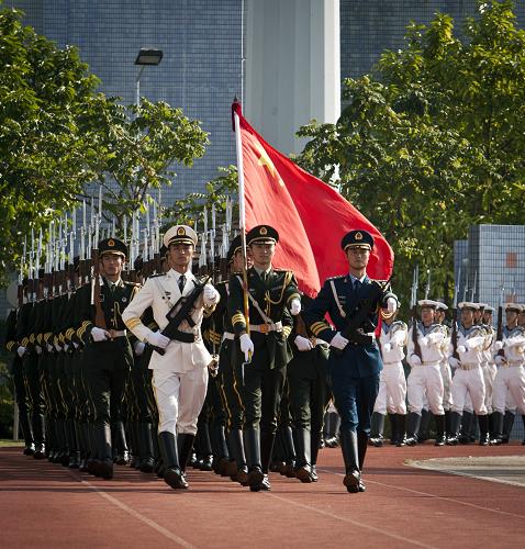 11月16日,三軍儀仗隊在活動中進(jìn)行隊列表演。新華社記者 何靖嘉 攝
