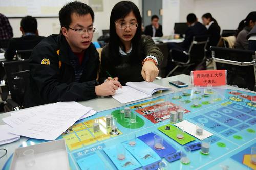 11月16日,參加ERP沙盤模擬大賽的選手在比賽中核對財務報表。當日,首屆山東青島高校ERP沙盤模擬大賽在中國石油大學(華東)青島校區(qū)舉行,來自中國海洋大學、山東科技大學、青島科技大學等六所高校的研究生代表隊參加比賽。ERP沙盤,是企業(yè)資源規(guī)劃(Enterprise Resource Planning)沙盤的簡稱,利用實物展示企業(yè)的內(nèi)部和外部資源。參加比賽的6支隊伍分別代表6個相互競爭的企業(yè),通過在沙盤上對廠房、設(shè)備、倉庫、資金等生產(chǎn)要素的模擬操作,來完成企業(yè)6年的生產(chǎn)經(jīng)營,最終獲利最多的代表隊為冠軍。學生們通過模擬創(chuàng)業(yè),將理論知識模擬應用于企業(yè)運營的整個過程,在比拼中加深對企業(yè)管理知識的理解。新華社發(fā)(俞方平 攝)