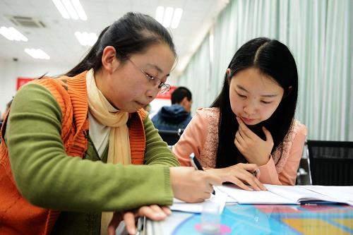 11月16日,參加ERP沙盤模擬大賽的選手在比賽中思考下一年度的廣告投放方案。新華社發(fā)(俞方平 攝)