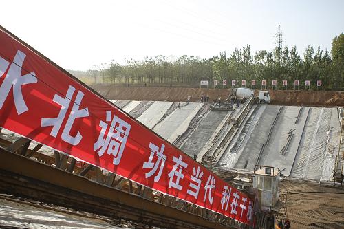 南水北調(diào)中線工程禹長(zhǎng)三標(biāo)施工現(xiàn)場(chǎng)(11月15日攝)。新華社記者 吳建路 攝
