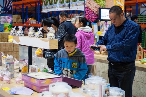 11月24日,游客在臺灣年貨大街選購商品。新華社發(fā)(李響 攝)