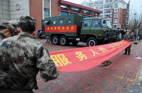 11月24日,濟(jì)南軍區(qū)官兵在劉公島路盈泰嘉園社區(qū)廣場設(shè)立愛民便民服務(wù)點。新華社記者 李紫恒 攝