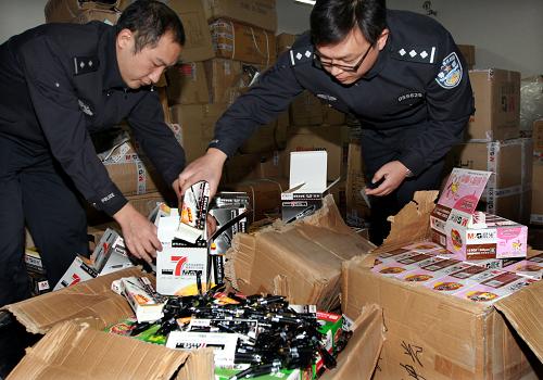 11月24日,專案組民警在查驗(yàn)繳獲的假冒文具。新華社記者 凡軍 攝