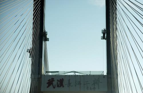 11月30日,施工人員在武漢長江二橋的斜拉索上進(jìn)行維修施工。長江二橋橋面的392根斜拉索的拉力支撐著橋面重量,相當(dāng)于橋梁的“心臟”,因此是此次維修工程的重點(diǎn)之一。武漢長江二橋從9月中旬開始維修,為期10個月。維修工程主要包括主橋斜拉橋主塔和梁體修復(fù)、邊墩墩頂增設(shè)剛性梁、支座更換、斜拉索維護(hù)等,其中對斜拉橋段的維修是武漢長江二橋建成以來最全面徹底的檢測維修。新華社記者 郝同前 攝