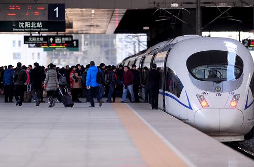 11月30日,一輛動車組列車停在哈大高鐵沈陽北站。為確保動車組列車冬季運(yùn)行安全,哈(爾濱)大(連)高鐵將于12月1日零時(shí)起實(shí)施冬季運(yùn)行圖,“G”字頭動車組列車將改為“D”字頭,列車運(yùn)行時(shí)速將由目前的300公里降至200公里,票價(jià)也將對應(yīng)降低。據(jù)鐵路部門介紹,哈大高鐵是我國首條投入運(yùn)營的高寒地區(qū)高速鐵路,自2012年12月1日正式開通運(yùn)營至今,哈大高鐵一年來共安全運(yùn)送3105萬人次。新華社發(fā)(張文魁 攝)