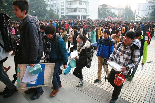 12月1日,考生依次進(jìn)入揚州大學(xué)考場。新華社發(fā)(劉江瑞 攝)