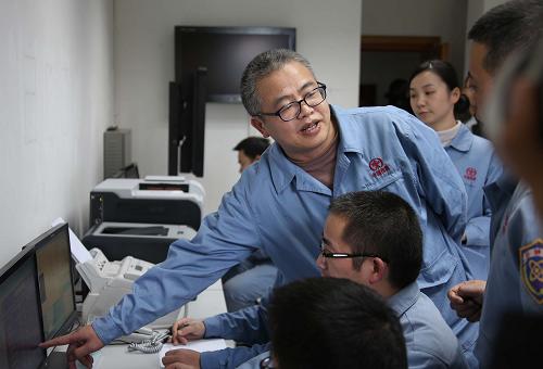 在西昌衛(wèi)星發(fā)射中心數(shù)據(jù)處理室內(nèi),工作人員忙碌不已。新華社記者 王建民 攝
