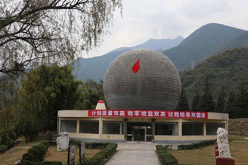 在西昌衛(wèi)星發(fā)射中心航天科技公園內(nèi),五星紅旗迎風(fēng)招展。新華社記者 王建民 攝