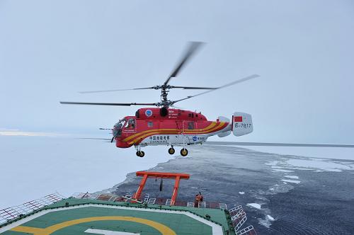 12月2日,“雪鷹12號”直升機載著15名首批考察隊員飛往中山站。在先進(jìn)的衛(wèi)星遙感、海冰預(yù)報技術(shù)保障下,中國第30次南極科學(xué)考察隊乘坐“雪龍”號經(jīng)過連續(xù)三晝夜的艱難破冰,終于穿過普里茲灣復(fù)雜的“浮冰迷宮”,于當(dāng)?shù)貢r間2日晚順利抵達(dá)中山站外陸緣冰地帶,首批15名考察隊員飛抵中山站。新華社記者 張建松 攝