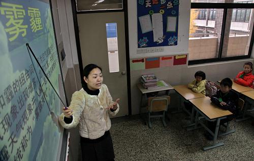 12月5日,上海中心氣象臺發(fā)布今年入冬以來首個大霧橙色預(yù)警,在上海金山區(qū)海棠小學(xué)二(7)班,學(xué)生在聽老師講述防御霧霾的小竅門。新華社發(fā)(莊毅 攝)