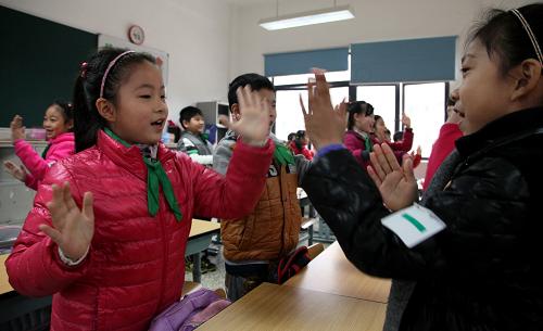 12月5日,上海中心氣象臺發(fā)布今年入冬以來首個大霧橙色預(yù)警,在上海金山區(qū)海棠小學(xué)二(7)班,學(xué)生們在老師的帶領(lǐng)下,做室內(nèi)課間操,消除疲勞,鍛煉身體。新華社發(fā)(莊毅 攝)