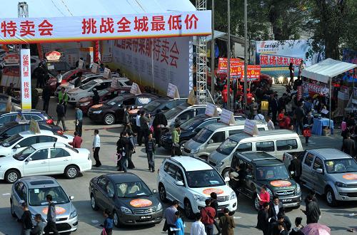 12月5日,在廣西南寧國(guó)際會(huì)展中心,一家汽車展位前打出“挑戰(zhàn)全城最低價(jià)”的宣傳標(biāo)語(yǔ)。當(dāng)日,在廣西南寧國(guó)際會(huì)展中心開幕的2013中國(guó)―東盟(南寧)國(guó)際汽車展覽會(huì)上,眾多品牌汽車拋出降價(jià)、優(yōu)惠等促銷手段,讓車展吹起一股降價(jià)風(fēng)。新華社記者 周華 攝